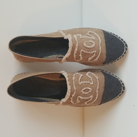 CHANEL Canvas Linen Beige/Navy CC Logo Espadrille, Size 40 run small 7 / 7.5 US - Picture 2 of 9